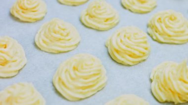 Patates kurabiyeleri kanonik tarif Brie, parmesan peyniri ve ağır krema