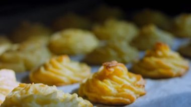 Patates kurabiyeleri kanonik peynir, parmesan peyniri ve ağır krema. Şef kurabiyeleri fırından çıkarır. Aniden rüzgardan kopan güneş ışınları dalları salladı..