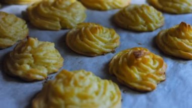 Patates kurabiyeleri kanonik peynir, parmesan peyniri ve ağır krema. Şef kurabiyeleri fırından çıkarır. Aniden rüzgardan kopan güneş ışınları dalları salladı..