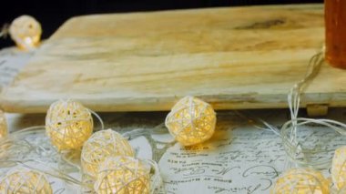 Patates kurabiyeleri kanonik peynir, parmesan peyniri ve ağır krema. Şef patates kurabiye tepsisini masaya koyar..