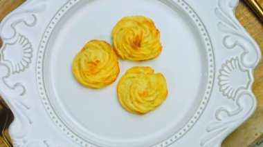 Patates kurabiyeleri kanonik peynir, parmesan peyniri ve ağır krema. Retro plaka ve altın çatal süslemek için kullanılır..