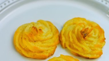 Patates kurabiyeleri kanonik peynir, parmesan peyniri ve ağır krema. Retro plaka ve altın çatal süslemek için kullanılır..