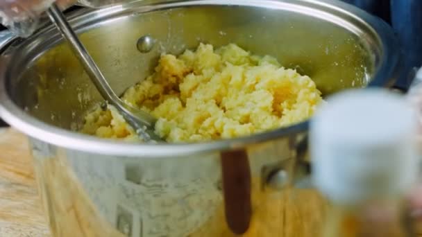 Chef Esmaga Batatas Trituradas — Vídeo de Stock