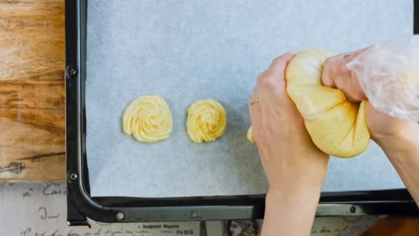 Šéfkuchař Dělá Bramborové Sušenky Pomocí Sáčku Jídlem Bramborové Sušenky Kanonický — Stock video