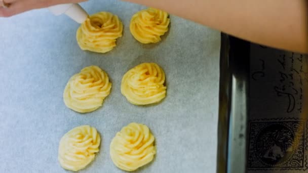 厨师用一个食品袋做土豆饼干 土豆饼干 Brie Parmesan和重奶油 — 图库视频影像