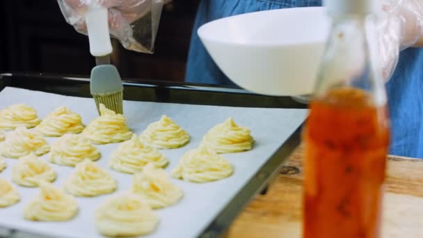 Σεφ Λαδώνει Μπισκότα Πατάτας Λάδι Ένα Πινέλο Πατατομπισκότα Κανονική Συνταγή — Αρχείο Βίντεο