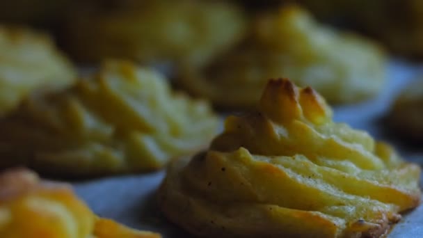 Kartoffelplätzchen Kanonisches Rezept Brie Parmesan Und Schwere Sahne Der Koch — Stockvideo