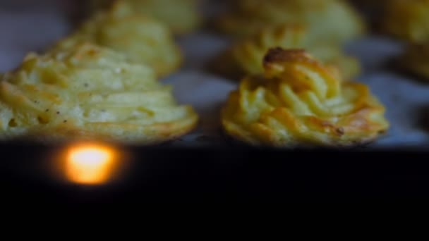 ポテトクッキーのカノニックレシピブリー パルメザン ヘビークリーム シェフはオーブンからクッキーを削除します 枝を横に振った風から突然吹く陽射し — ストック動画