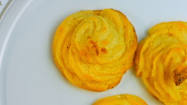 Patates Kurabiyeleri Kanonik Peynir Parmesan Peyniri Ağır Krema Retro Plaka — Stok video