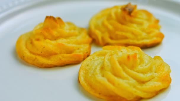 Patates Kurabiyeleri Kanonik Peynir Parmesan Peyniri Ağır Krema Retro Plaka — Stok video