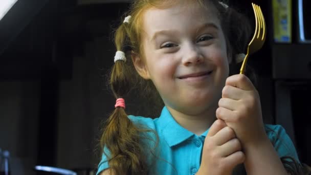 Heyecanlı Kız Lezzetin Tadını Alıyor Patates Kurabiyeleri Kanonik Tarif Brie — Stok video