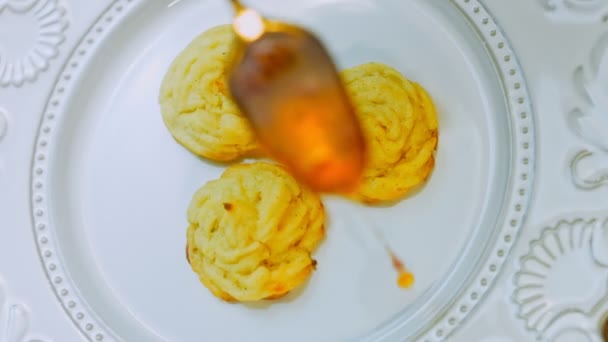 Chef Coloca Molho Pimenta Com Uma Colher Chá Ouro Biscoitos — Vídeo de Stock