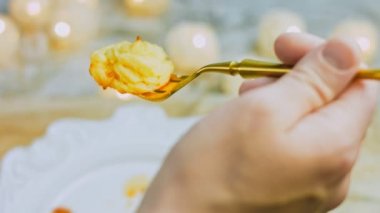 Şefin elindeki altın çatallı patatesli kurabiye. Patates kurabiyeleri kanonik tarif Brie, parmesan peyniri ve ağır krema.