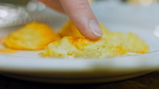 Šéfkuchař Kontroluje Prstem Jak Měkké Jsou Bramborové Sušenky Bramborové Sušenky — Stock video