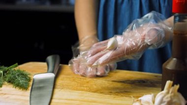 Aşçı masaya bir diş sarımsak koyar..