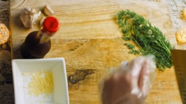 Şef dereotu profesyonel bir bıçakla keser..