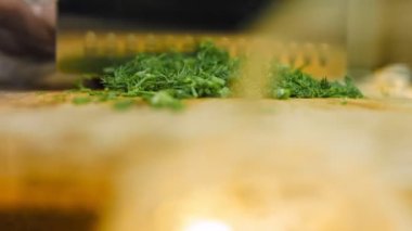 Şef dereotu profesyonel bir bıçakla keser..