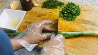 Şef taze soğanı kuyruğuyla doğruyor..