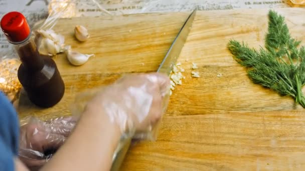 Koki Memotong Cengkeh Bawang Putih Dengan Pisau — Stok Video