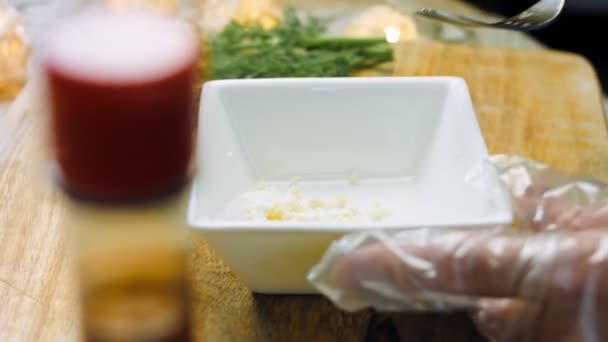 Μάγειρας Ανακατεύει Μια Σκελίδα Σκόρδο Ένα Τετράγωνο Μπολ Ένα Πιρούνι — Αρχείο Βίντεο