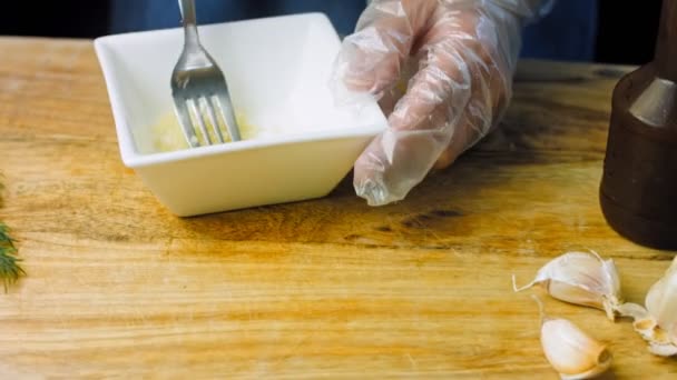 厨师用叉子把一缕切碎的大蒜放在正方形的碗里 滑翔机和宏观射击 — 图库视频影像