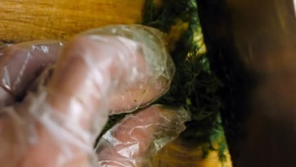 Der Koch Schneidet Den Dill Mit Einem Professionellen Messer — Stockvideo