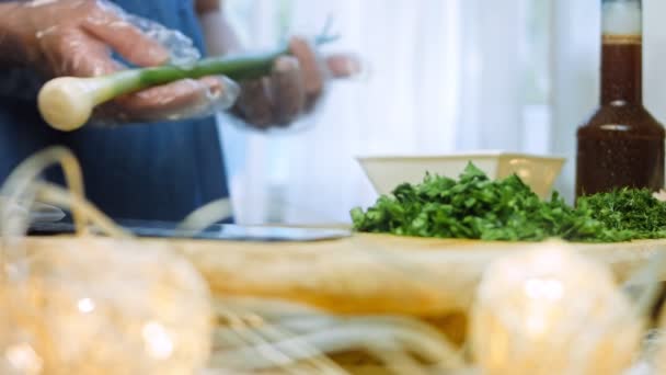 Der Koch Bringt Eine Frische Zwiebel Mit Schwanz Der Prozess — Stockvideo