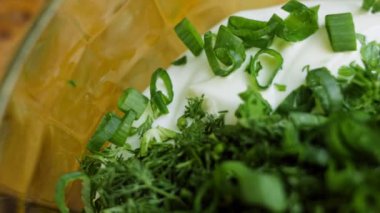 Sürgüde çiftlik sosu malzemelerinin makro çekimleri.