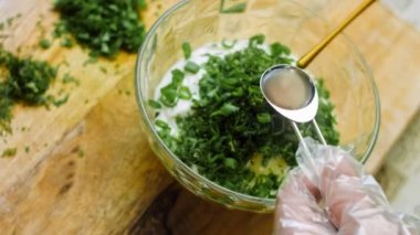 Worcestershire sosunun Macro filmi. Şef sosu kaşığa doldurur..