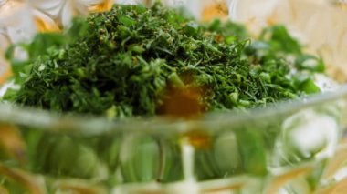 Sürgüde çiftlik sosu malzemelerinin makro çekimleri.