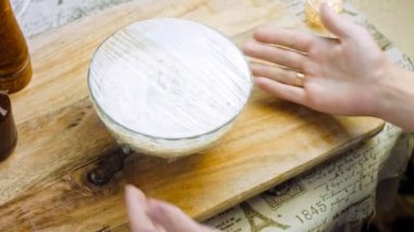 Aşçı yemek folyosunu çiftlik sosuyla kaplıyor. Makro .