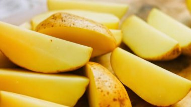 Dört parçaya bölünmüş patatesler. Makro ve ağır çekim.