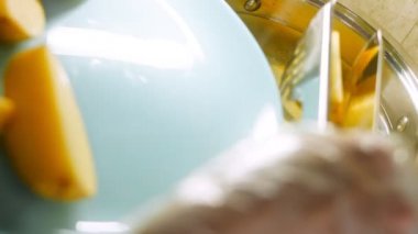 Aşçı patatesleri yemek maşasıyla kaynar suya koyar..