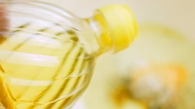 Şef, sos için zeytinyağını bardaktan baharata döker..