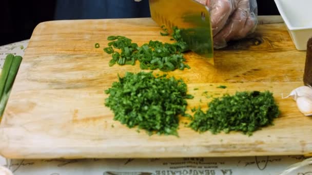 厨师用尾巴切一个新鲜的洋葱 — 图库视频影像
