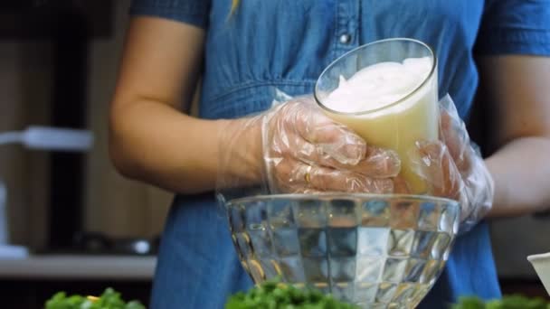 Der Koch Legt Eine Tasse Mayonnaise Auf Die Zutaten Für — Stockvideo
