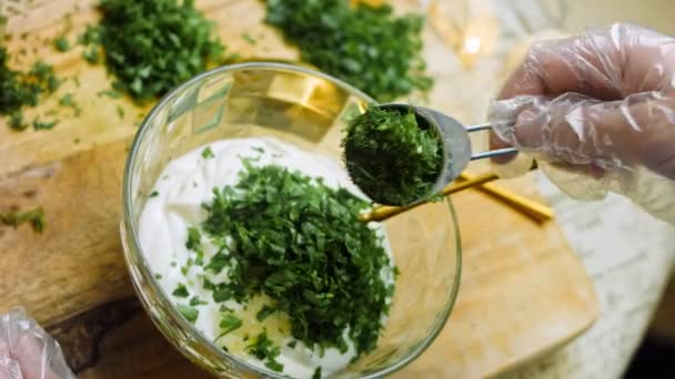 Chef Coloca Uma Colher Sopa Endro Picado Nos Ingredientes Para — Vídeo de Stock