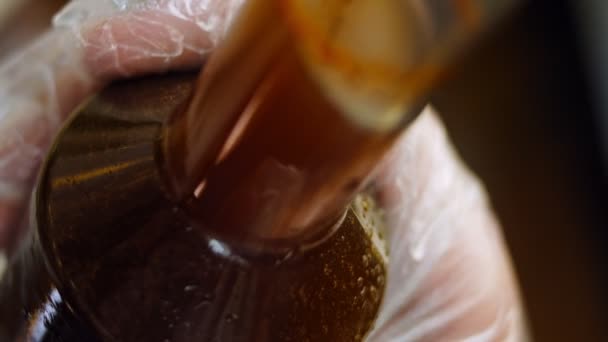 Макросъемки Вустерширского Соуса Бутылка Опрыскивается Брызгами — стоковое видео