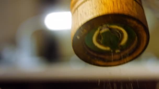厨师把黑胡椒磨碎在牧场酱汁的配料上 — 图库视频影像