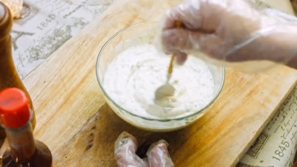 Kocken Blandar Yoghurten Med Gräddfil Och Majonnäs Ingredienserna Till Ranchsåsen — Stockvideo