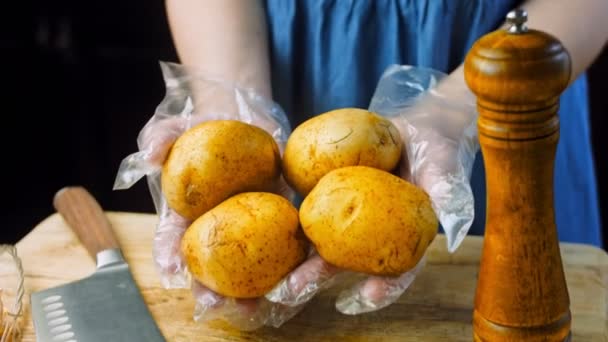 Chef Tem Quatro Batatas Descascadas — Vídeo de Stock