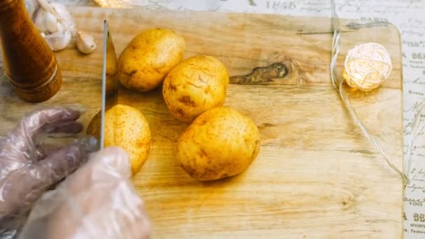 Chef Snijdt Vier Geschilde Aardappelen Schietpartij — Stockvideo