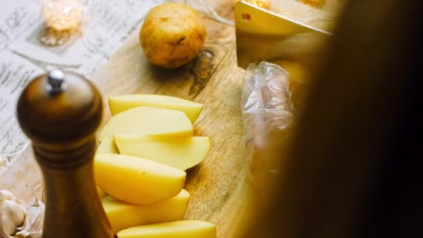 Szef Kuchni Pokroił Cztery Obierane Ziemniaki Zdjęcia Suwakowe — Wideo stockowe