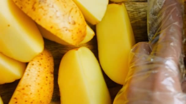Chef Corta Quatro Batatas Descascadas Disparo Deslizante — Vídeo de Stock