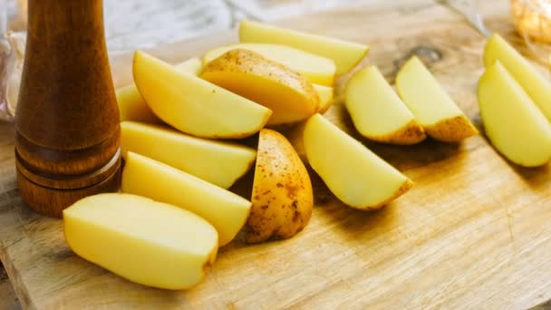 Batatas Descascadas Cortadas Quatro Tiro Câmara Lenta — Vídeo de Stock