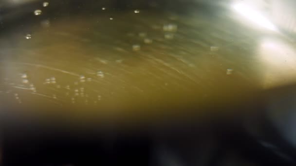 Кипятить Воду Железной Кастрюле Макросъемка Воздушных Пузырьков Пара — стоковое видео