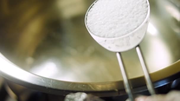 Cocinero Pone Una Cucharada Sal Agua Hirviendo Macro — Vídeos de Stock