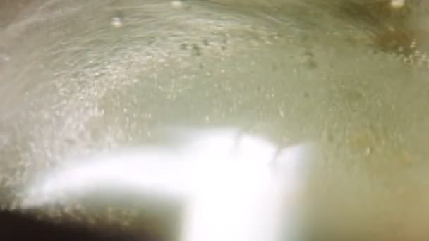 Kocken Tillsätter Salt Kokande Vatten — Stockvideo