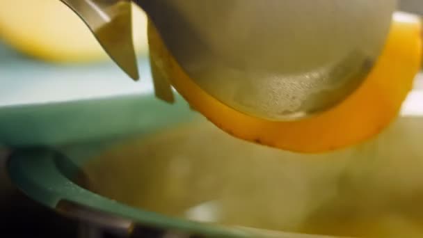料理人はジャガイモを食べ物のトングで沸騰水に入れます — ストック動画