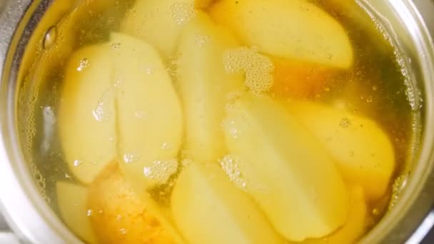 Відваріть Картоплю Залізній Мисці Макрозйомка Інтенсивному Вогні — стокове відео